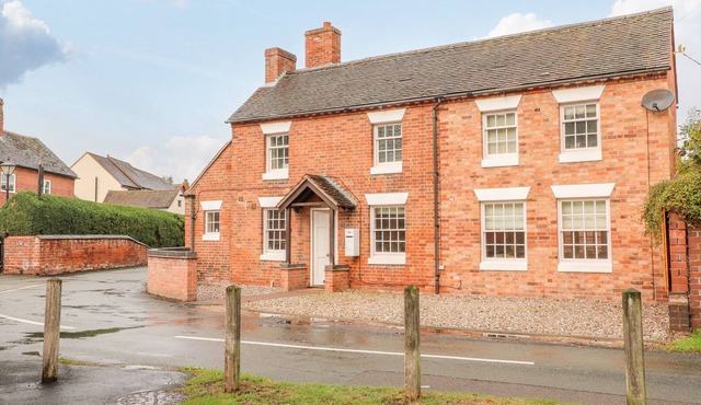 7 THE GREEN, pet friendly in Whittington, Staffordshire