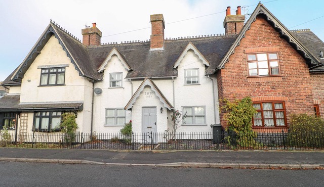 7 THE VILLAGE, character holiday cottage in Stanley, Derbyshire