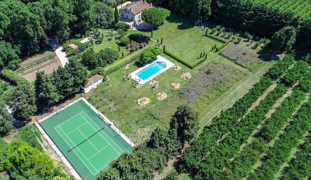 7 to 9BR/7BA House w Pool, Tennis, AC, 8 Acres -St Remy - Fully serviced option