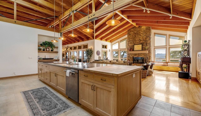 70-acre luxury vineyard estate with 360-degree view, lap pool, hot tub - dogs OK