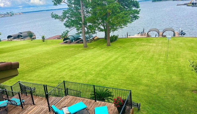 70 jet spa, lakefront, boat lift, swim/fish dock, huge yard, grill, Lrg 3300sf