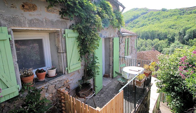 70 m² accommodation with every comfort and terrace in a stone house