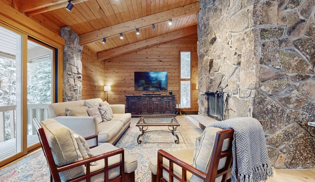 70's style home near Village with private hot tub & fireplace - dog-friendly