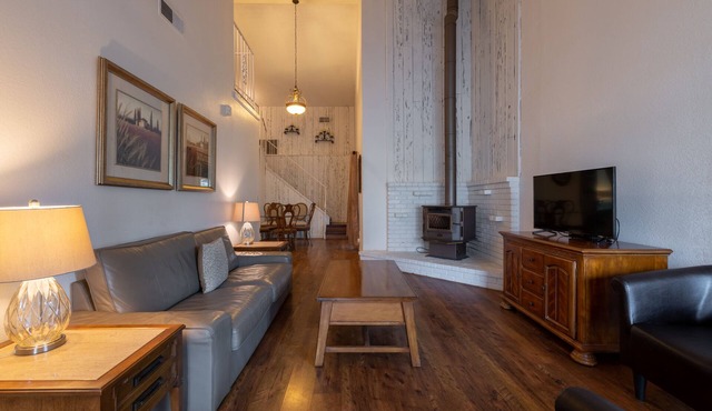 (70) Spacious 3 bed, 2 bath, 2 car garage with yard in Citrus Heights