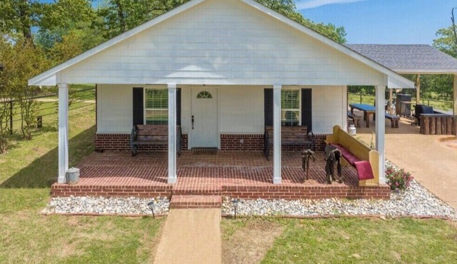 700+ acre farm with ponds and a hot tub! Perfect for entertaining!