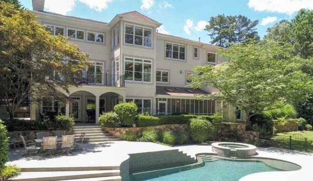 7000 sf: 5 king/1 queen/7 single beds, heated pool/spa, designer furnishings