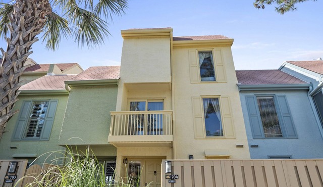 704 Schooner-4 Bd Overlooking Calibogue Sound! Pool Membership!