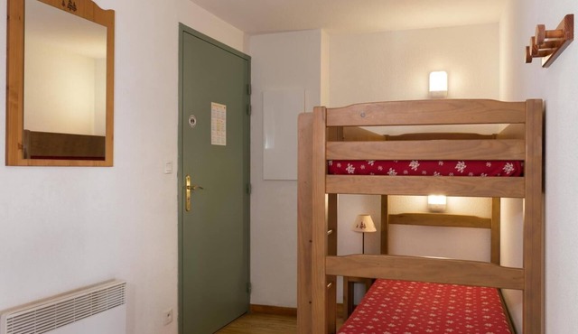 70m from ski slopes, swimming pool, sauna, balcony, parking, tv, 65m², Chamrousse