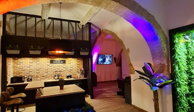 70m2 apartment with private jacuzzi 400m from the Chateau de l'Emperi