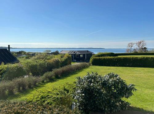 70S Holiday Home With Views Over The Sea