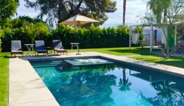 70’s Style, Private Pool and Yard, Dogs Ok! Close to restaurants and shopping!