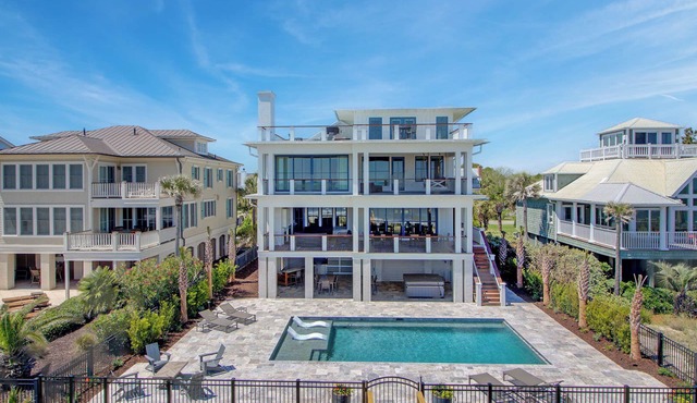 710 Ocean Boulevard by AvantStay | Oceanfront, Private Pool + Rooftop Deck