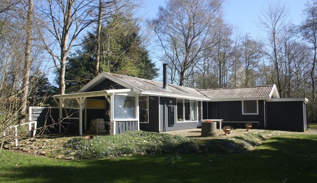 72 m2 lovely summer cottage situated on 2,850 m2 nature ground. Near the beach.