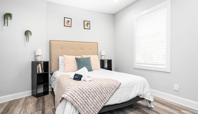 724B · The Blue Bungalow- Minutes to Downtown & Airport!