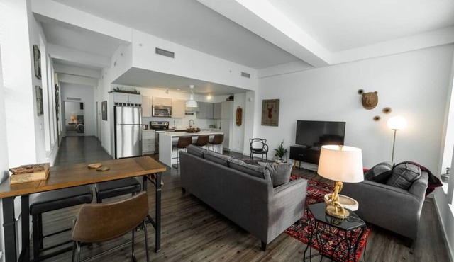 725- Big 2 bedroom/king beds/Corner Unit/+ parking
