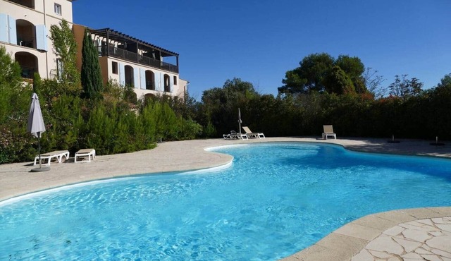 72m2 air-conditioned T3, fully renovated, lake view