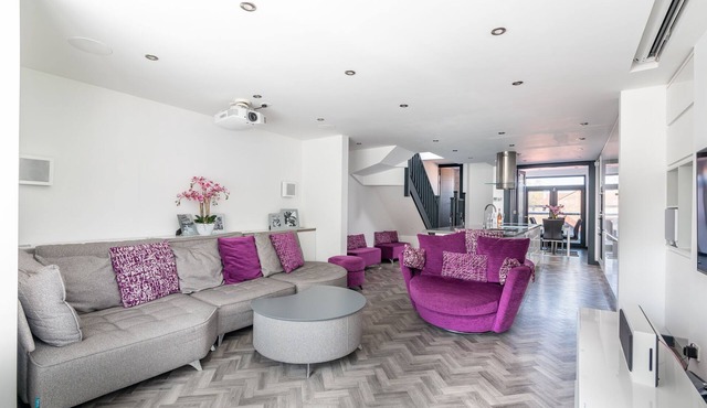 73 East Parade, Cherry Tree Apt · Modern 3-bed Duplex Apt in York with 75 inch TV - Pass The Keys