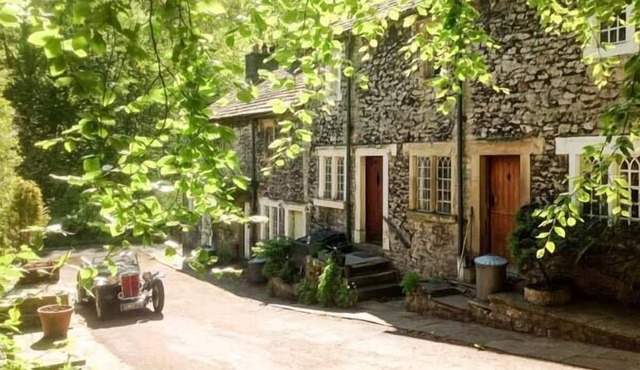 73 RAVENSDALE COTTAGES, romantic, with open fire in Cressbrook