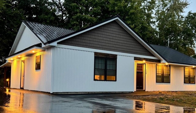 738 North Main st · Riverside Getaway w/HotTub | 3