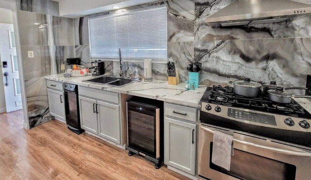 #74Hub w/Kitchen: Mins to LV Strip/Dwtn/Con Centern