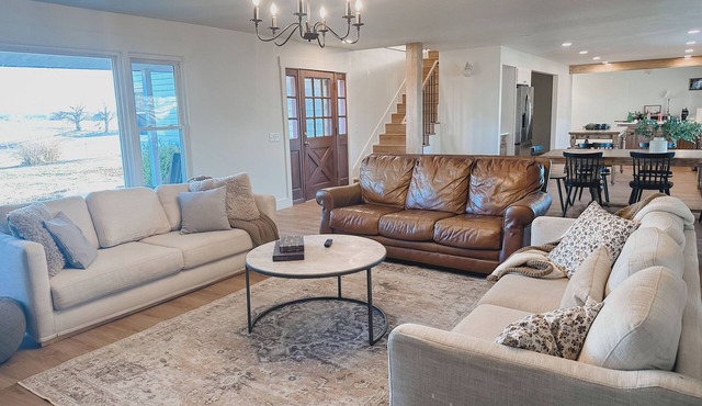 75-Acre Luxury Farmstay- Farm Animals, Trails, Fishing, & Game Room