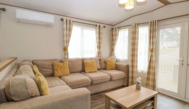 75 FOXBURROW HANG, pet friendly, country holiday cottage in Fritton