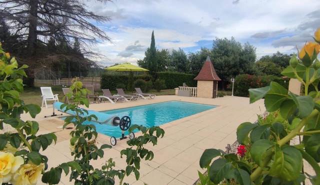 75 m² detached house with heated swimming pool and tennis court
