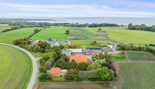 750 m2 countryside idyll with activity room