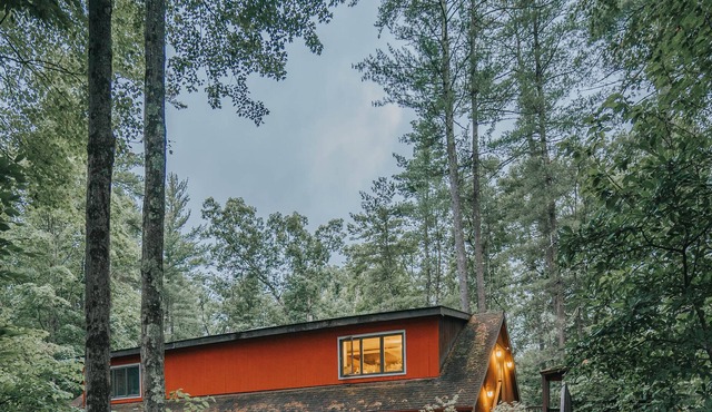 75acre Nature Retreat + Farm: Sleeps 12-30; Pool+Hot Tub+Fireplace/Pits+Animals