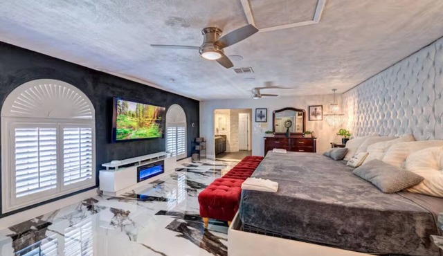 777rentals - Acre of fun! 19+ Beds, 14 Baths