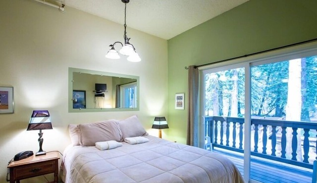 77sll - Economical - Convenient - Kitchenette - Sleeps 2 1 Bedroom Condo by RedAwning