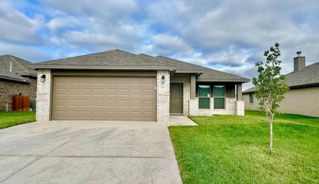 [7905] New modern, 3 BRD, 2 BA, 2 car garage home.