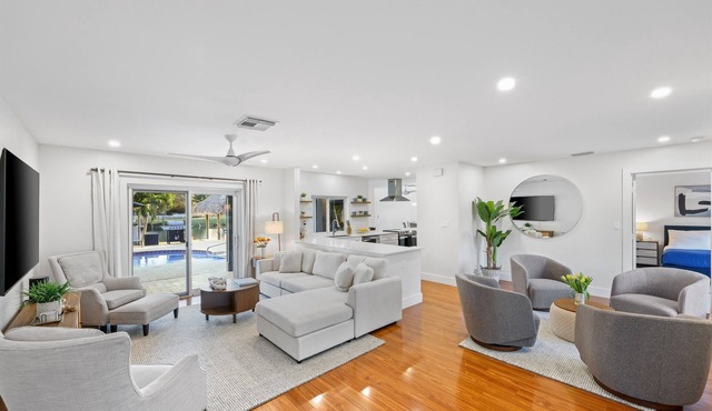 796 Serene 4BR Villa – Tiki Hut, Pool & Waterfront