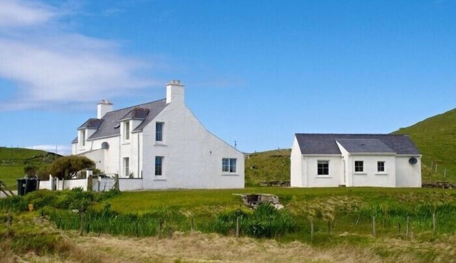 7A ARDROIL, pet friendly, with open fire in Uig Isle Of Lewis