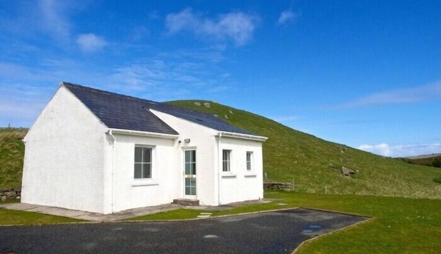 7B ARDROIL, pet friendly, with a garden in Uig Isle Of Lewis