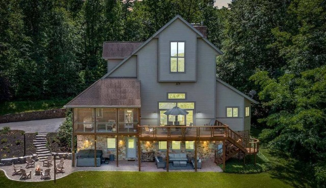 7b sleeps 19, hot tub, hiking, public land, wooded