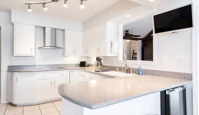 7BD * Luxury Waterfront Property * Near Louisville