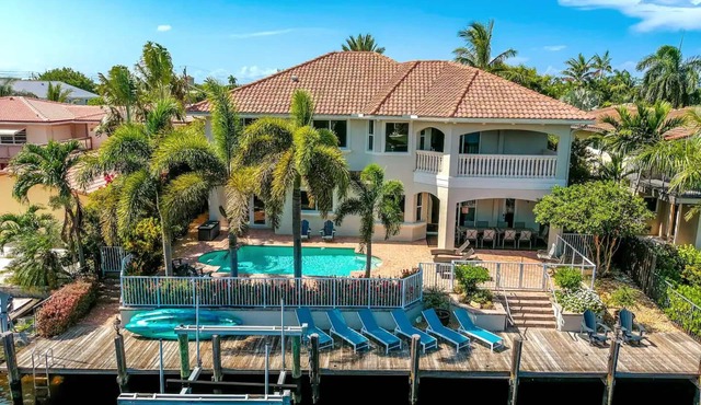 7bdr Heated pool Waterfront Mansion 6 min beach + Paddleboard + Kayaks