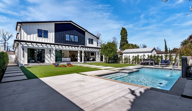 7bed, 6 bath house with pool & jacuzzi, fitness room in terrific Los Angeles
