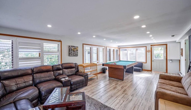 7bedroom cottage for rent in fenelon falls,hotub