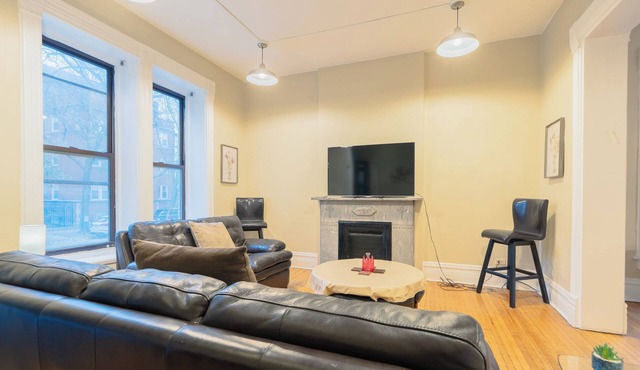 7BR Apartment City Escape Near Cubs + Laundry Ready