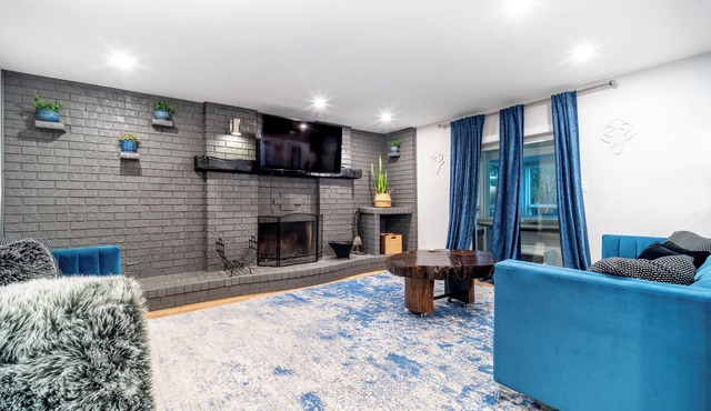 7BR Chalet w/Sauna&Hot Tub—2 Mins to Blue Mountain!