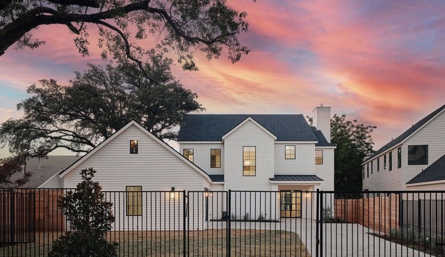 7BR Estate - Pool on Golf Course - 4mi to Downtown