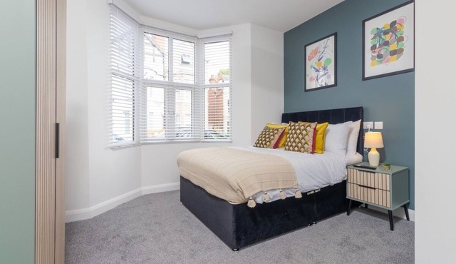 7BR, Ideal for Business, FREE Parking, Sleeps 14!