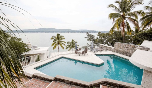 7BR Impresionante casa de LAGO con alberca LIMPIEZA y cocinera incluido