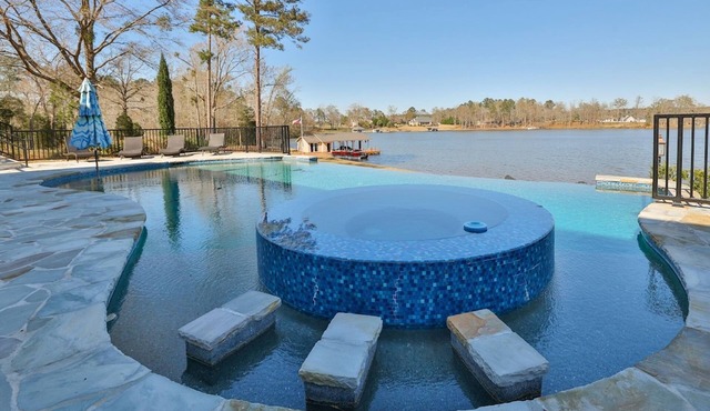 7BR Lakefront Haven Pool Hot Tub Gated 4acres