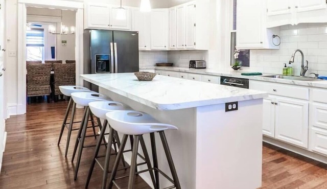 7BR Luxury Living 1st Floor Primary ABODEbucks