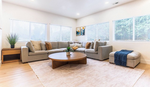 7BR Modern Home w/Large Yard & Parking Spots