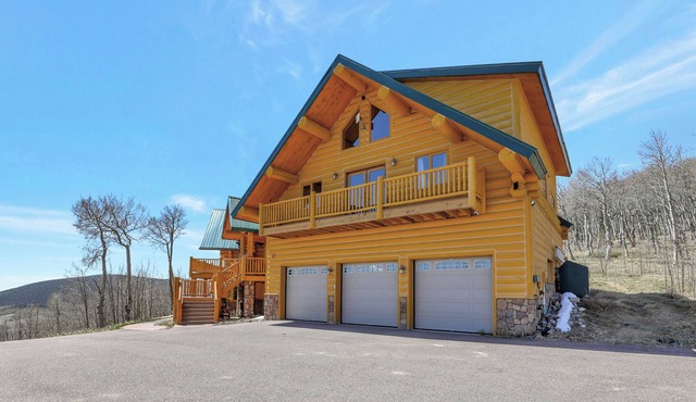 7BR Mountain Retreat ~ Hot Tub ~ Epic Mtn Views ~ Game Room ~ Wood Fireplaces