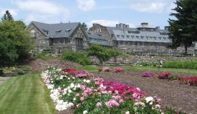 7BR Pocono home on Skytop property with access to many resort activities/dining